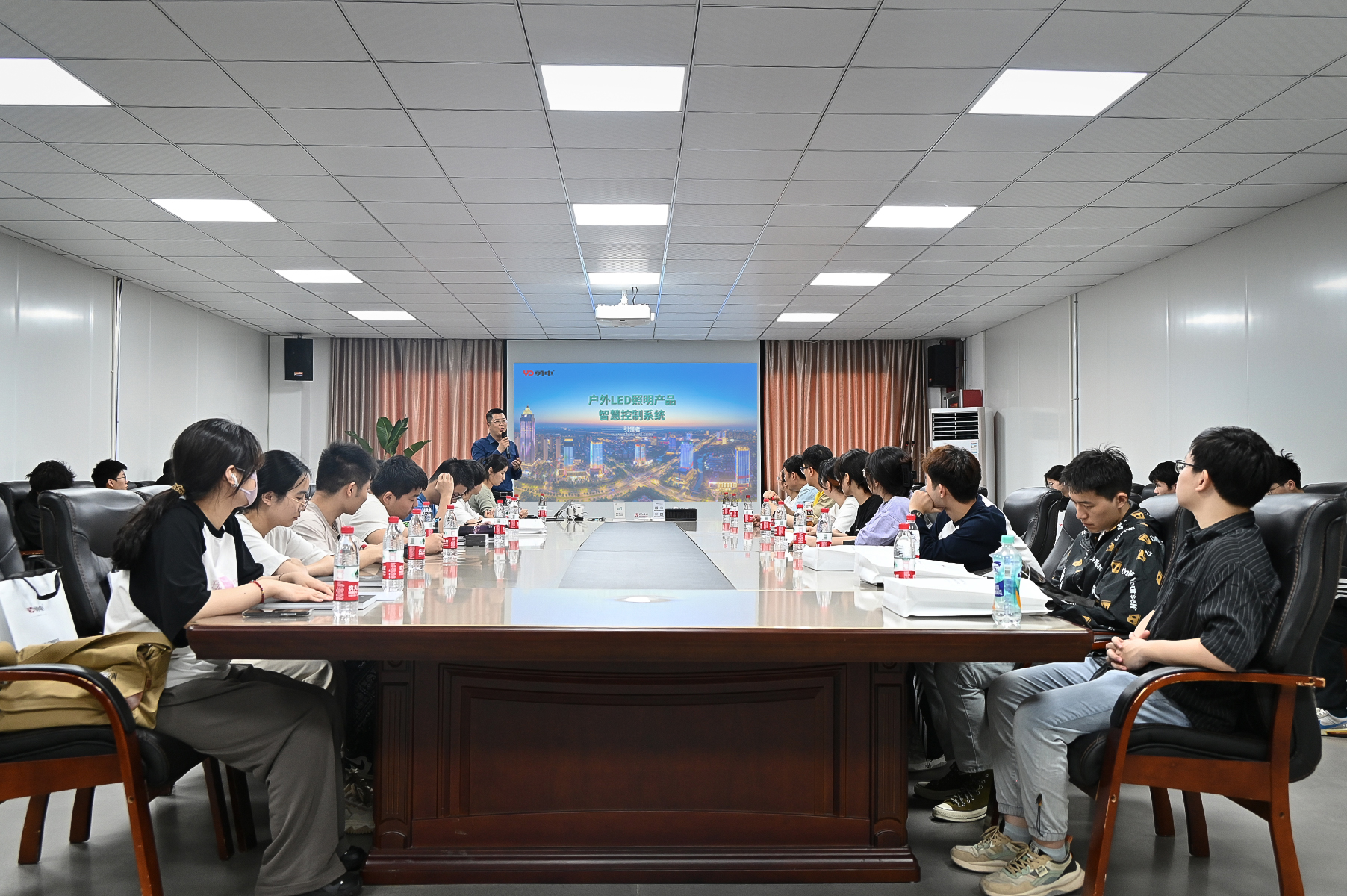 浙江理工大學(xué)學(xué)子走進(jìn)勇電，探索智慧光影科技